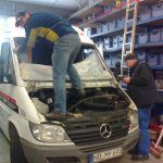 Team der Autowerkstatt bei der Arbeit