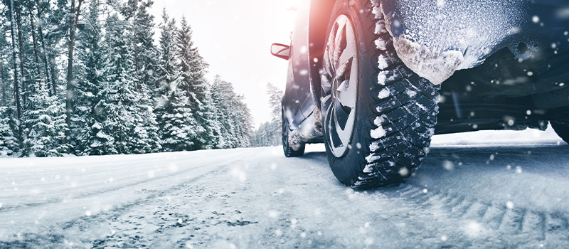 Auto fährt im Schnee